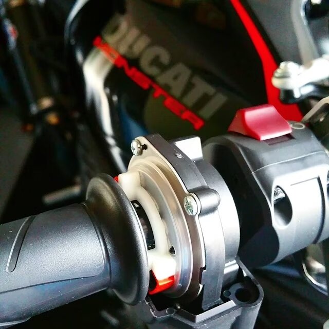Ducati_Spacers_Kit_1_Anwendung.jpg.521b1c8e9f4f1f68dab4d8dc5384076e.jpg