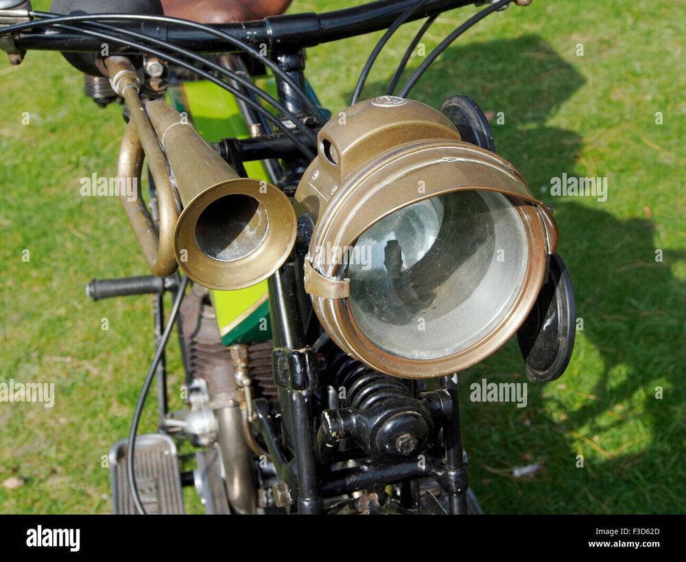 messing-horn-und-acetylen-scheinwerfer-karbidlampe-auf-einem-1920-motorrad-zeigt-die-primitive-technologie-der-zeit-f3d62d.jpg