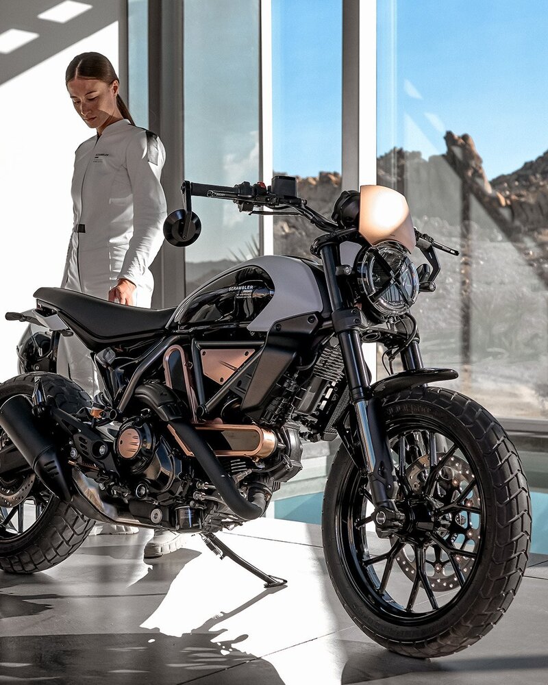 Scrambler-Ducati-10-Anniversario-Rizoma-Edition-MY25-mosaic-media-1080x1350-02.thumb.jpg.196a4306feb271341b0fa5c335f7816f.jpg