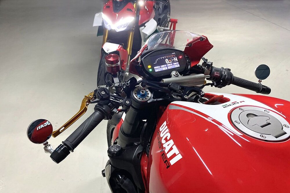 40-1362-K_-_Gabelbruecken_Hochlenker_Kit_Ducati_Monster_1200_R_und_S_fuer_original_Lenkungsdaempfer-3_1920x1920.thumb.jpg.850c1438c6491886417f366ef7d002bf.jpg