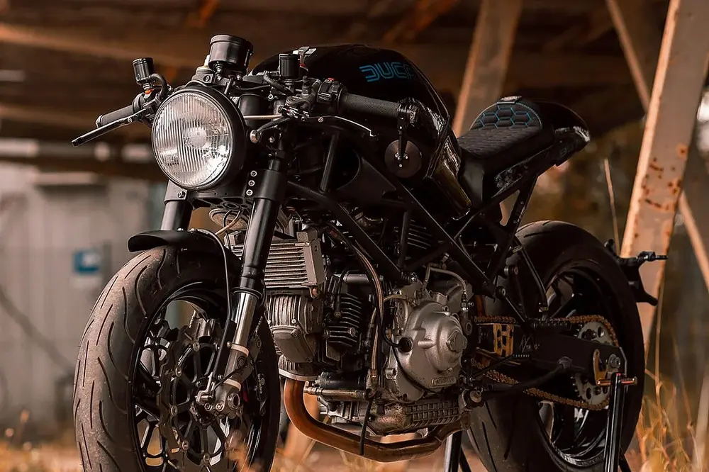 ducati-monster-900-custom-2.jpg.thumb.webp.2c18a8f8e0c471a1be732509d7789371.webp